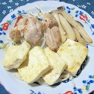 鶏もも肉と豆腐とエリンギの塩麹焼き　蒸しもやし添え